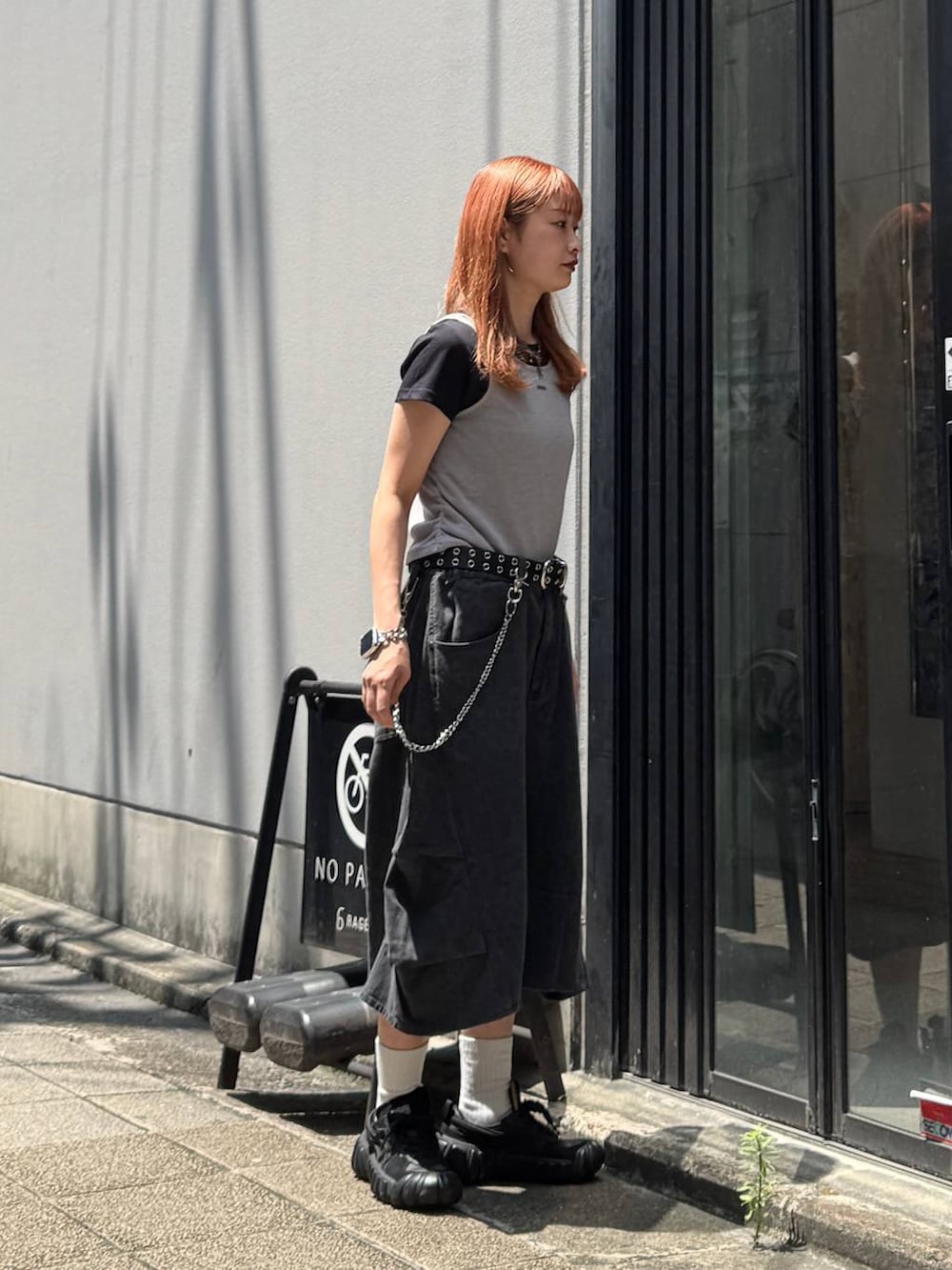 グレー系のデニムパンツ、ブルー系のTシャツ/カットソー、ブラック系のベルトを着用したレディースの夏コーディネートの7枚目の写真