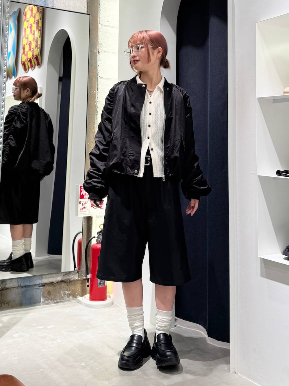 ブラック系のその他パンツ、ブラック系のMA-1、ホワイト系のカーディガン/ボレロを着用したレディースの秋コーディネートの3枚目の写真