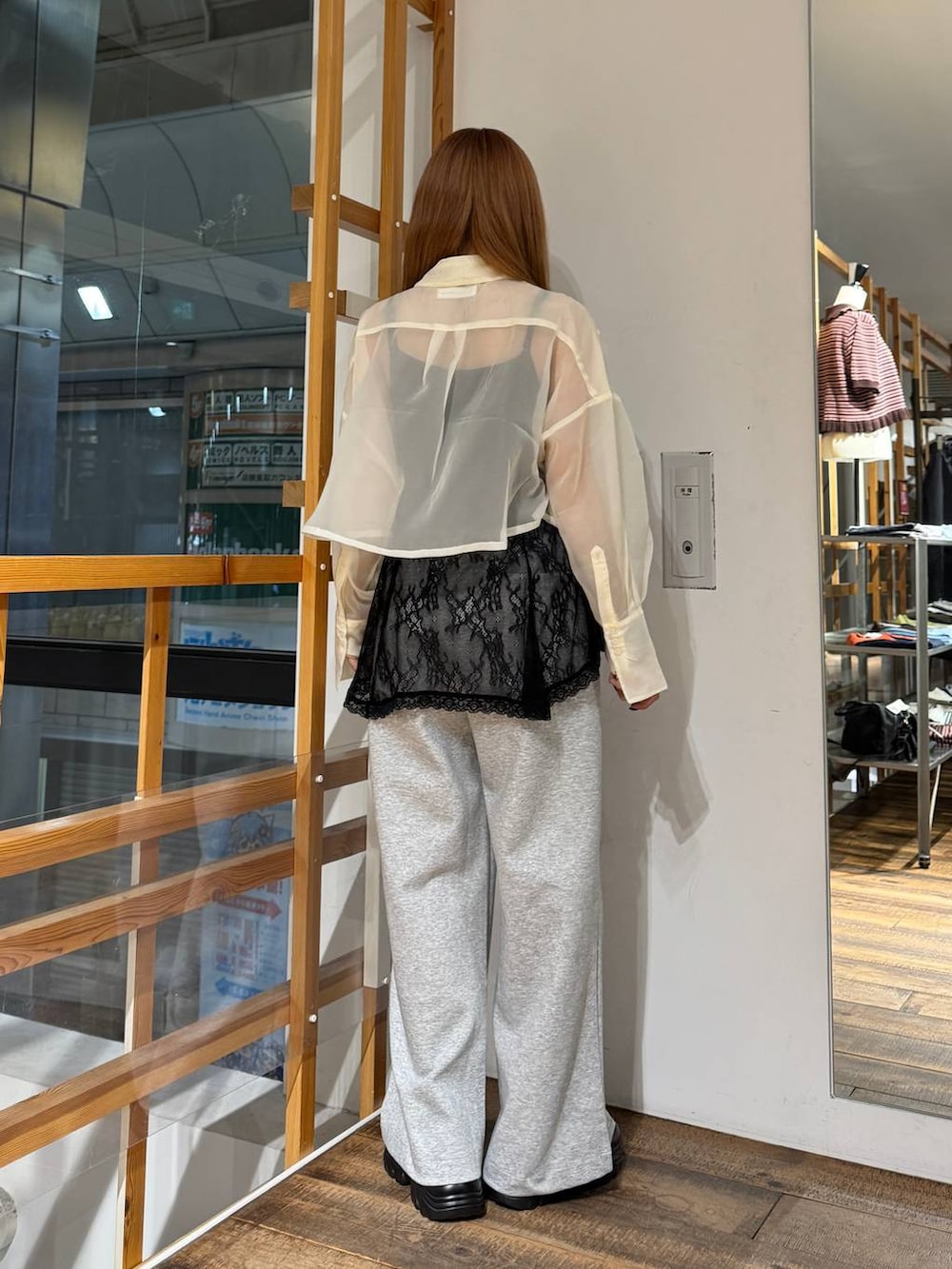 ホワイト系のシャツ/ブラウス、ブラック系のTシャツ/カットソー、ブラック系のローファーを着用したレディースの夏コーディネートの5枚目の写真