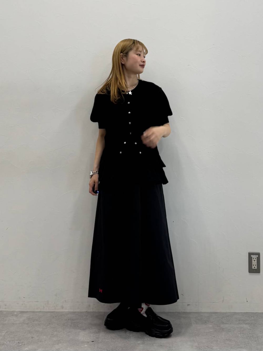 ブラック系のローファー、グレー系のタンクトップ、レッド系のカーディガン/ボレロを着用したレディースの春コーディネートの3枚目の写真