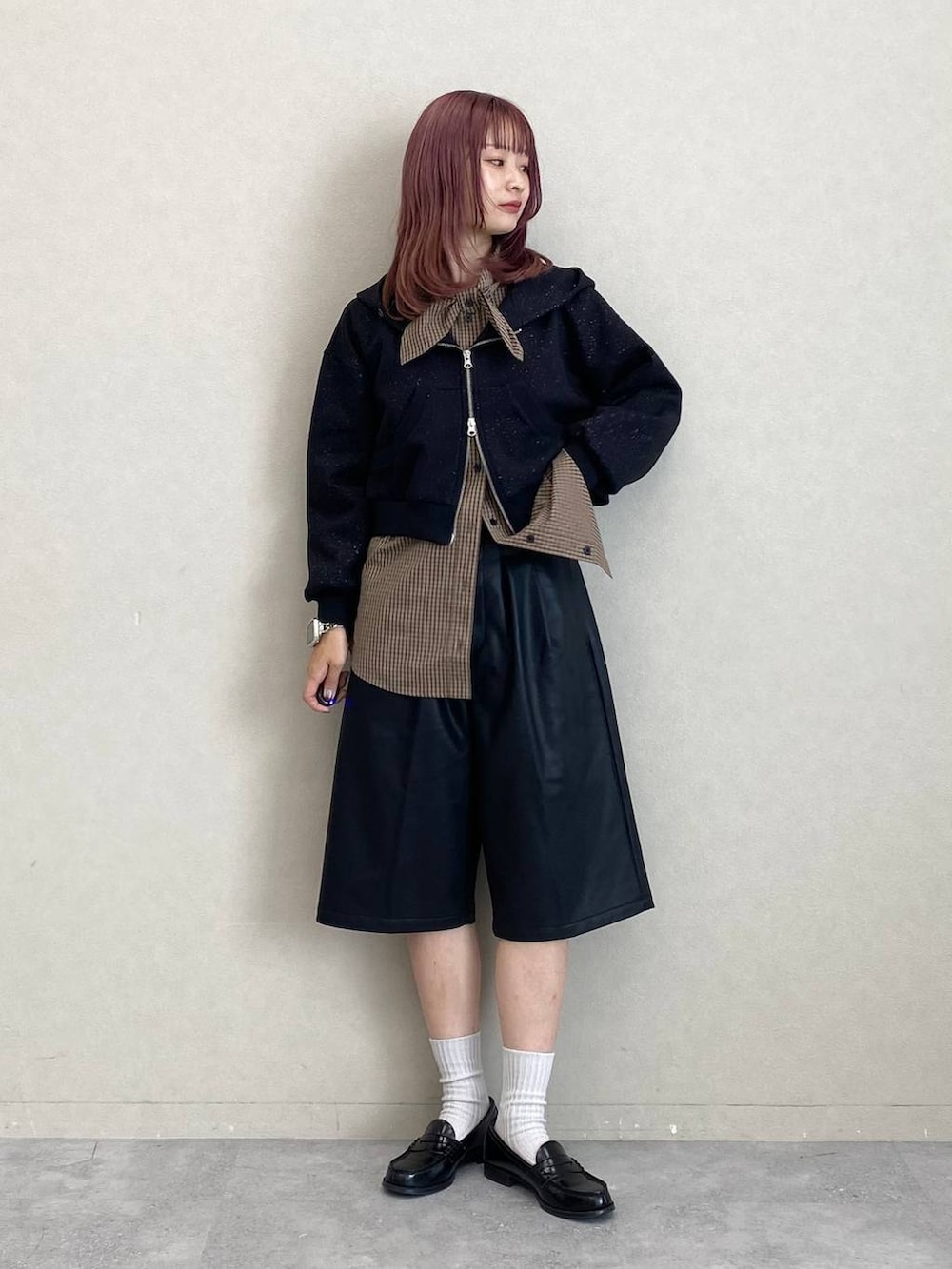 ブラウン系のシャツ/ブラウス、ブラック系のその他パンツ、ブラック系のパーカーを着用したレディースの秋コーディネートの2枚目の写真