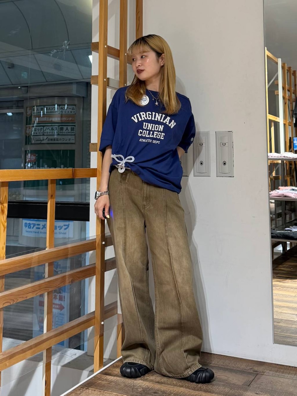ブルー系のTシャツ/カットソー、ブラウン系のデニムパンツを着用したレディースの夏コーディネートの4枚目の写真