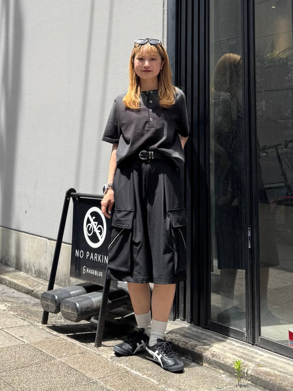 ブラック系のTシャツ/カットソー、ブラック系のカーゴパンツ、ブラック系のサングラスを着用したレディースの夏コーディネートの2枚目の写真