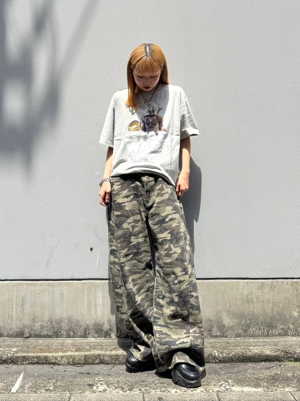 ブラック系のローファー、ホワイト系のTシャツ/カットソー、グリーン系のデニムパンツを着用したレディースの春コーディネートの3枚目の写真
