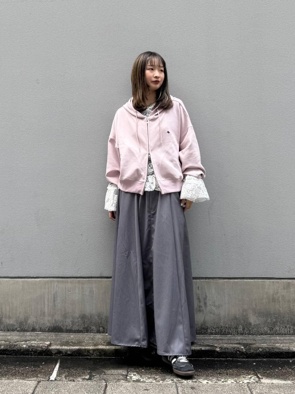 ホワイト系のTシャツ/カットソー、グレー系のスカート、ピンク系のパーカーを着用したレディースの春コーディネートの4枚目の写真