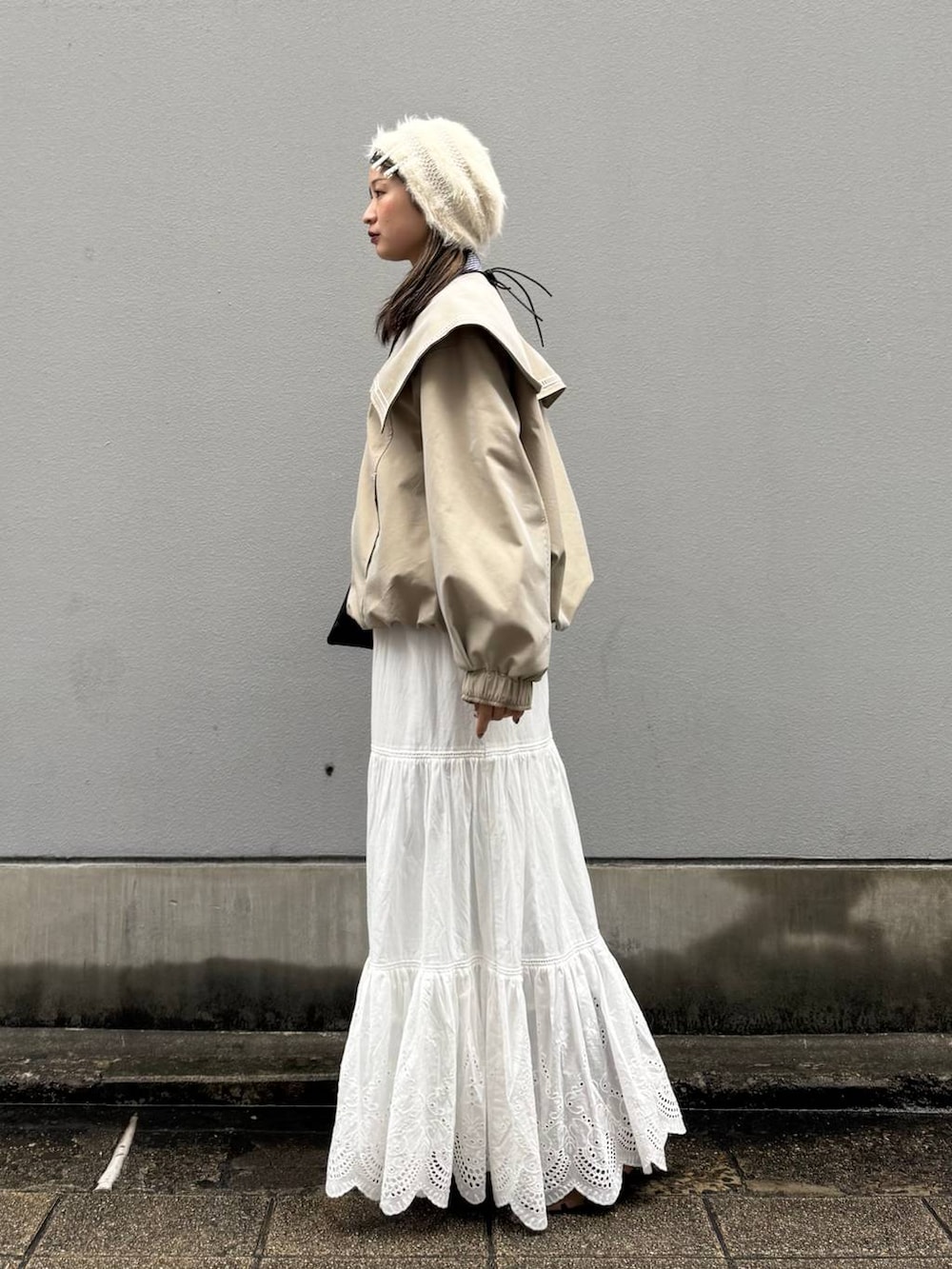 ブラック系のショルダーバッグ、ベージュ系のブルゾン、ブルー系のシャツ/ブラウスを着用したレディースの春コーディネートの4枚目の写真