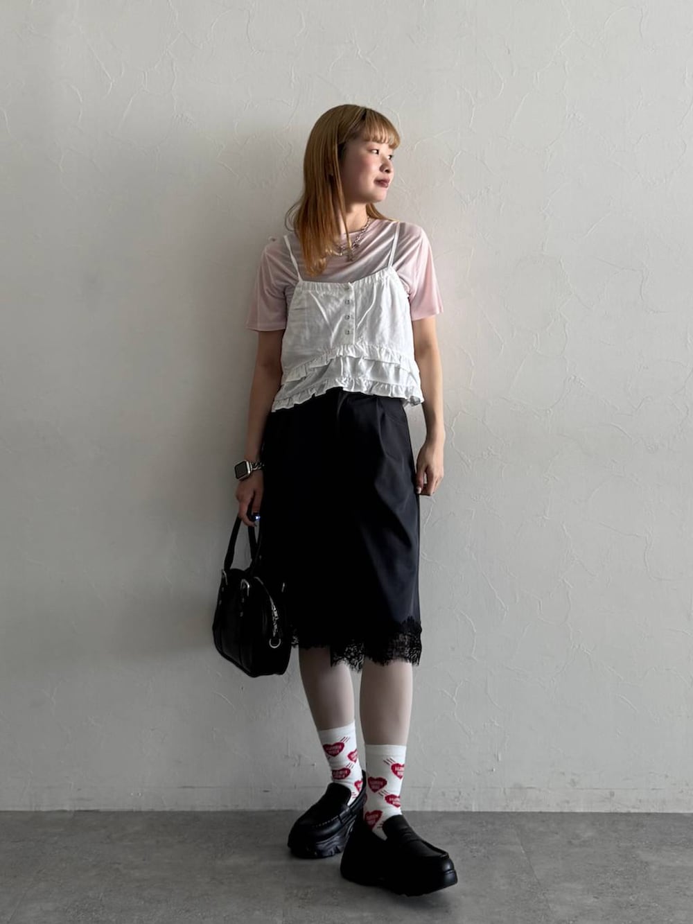 ブラック系のローファー、ブラック系のボストンバッグ、ピンク系のTシャツ/カットソーを着用したレディースの春コーディネートの3枚目の写真