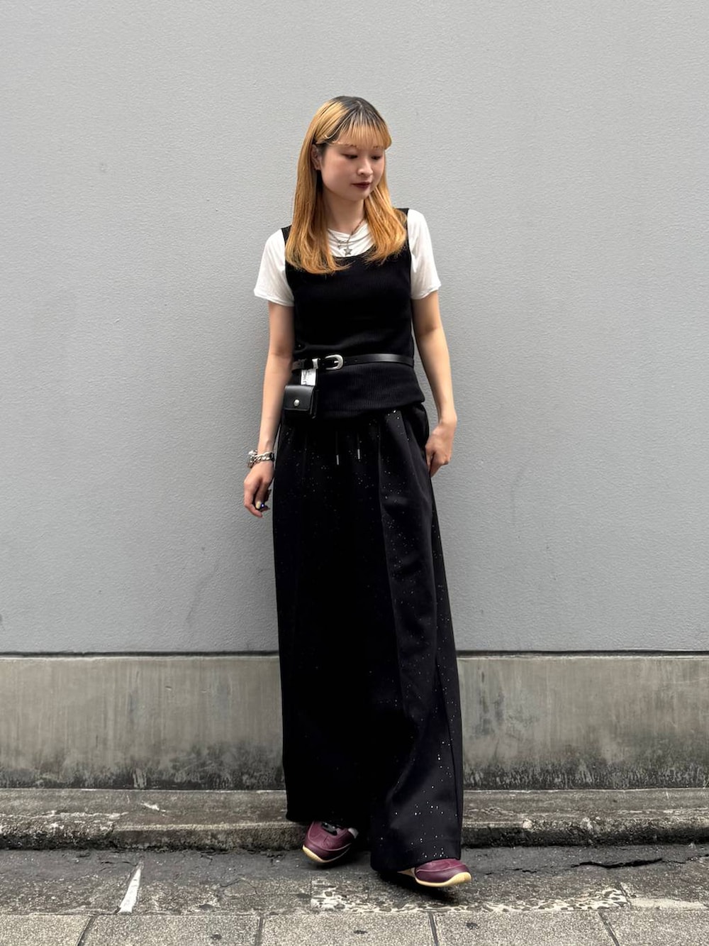 ブラック系のタンクトップ、ホワイト系のTシャツ/カットソー、ブラック系のスウェットパンツを着用したレディースの夏コーディネートの4枚目の写真