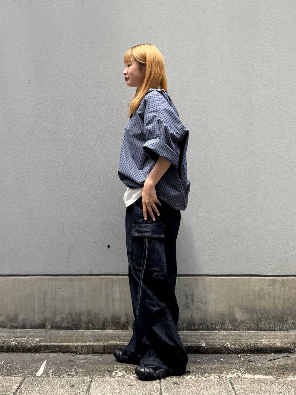 ホワイト系のTシャツ/カットソー、ブルー系のデニムパンツ、ブルー系のシャツ/ブラウスを着用したレディースの夏コーディネートの6枚目の写真