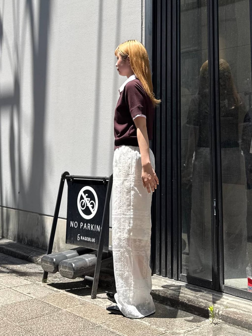 ブラック系のパンプス、ホワイト系のその他パンツ、ブラウン系のシャツ/ブラウスを着用したレディースの夏コーディネートの5枚目の写真