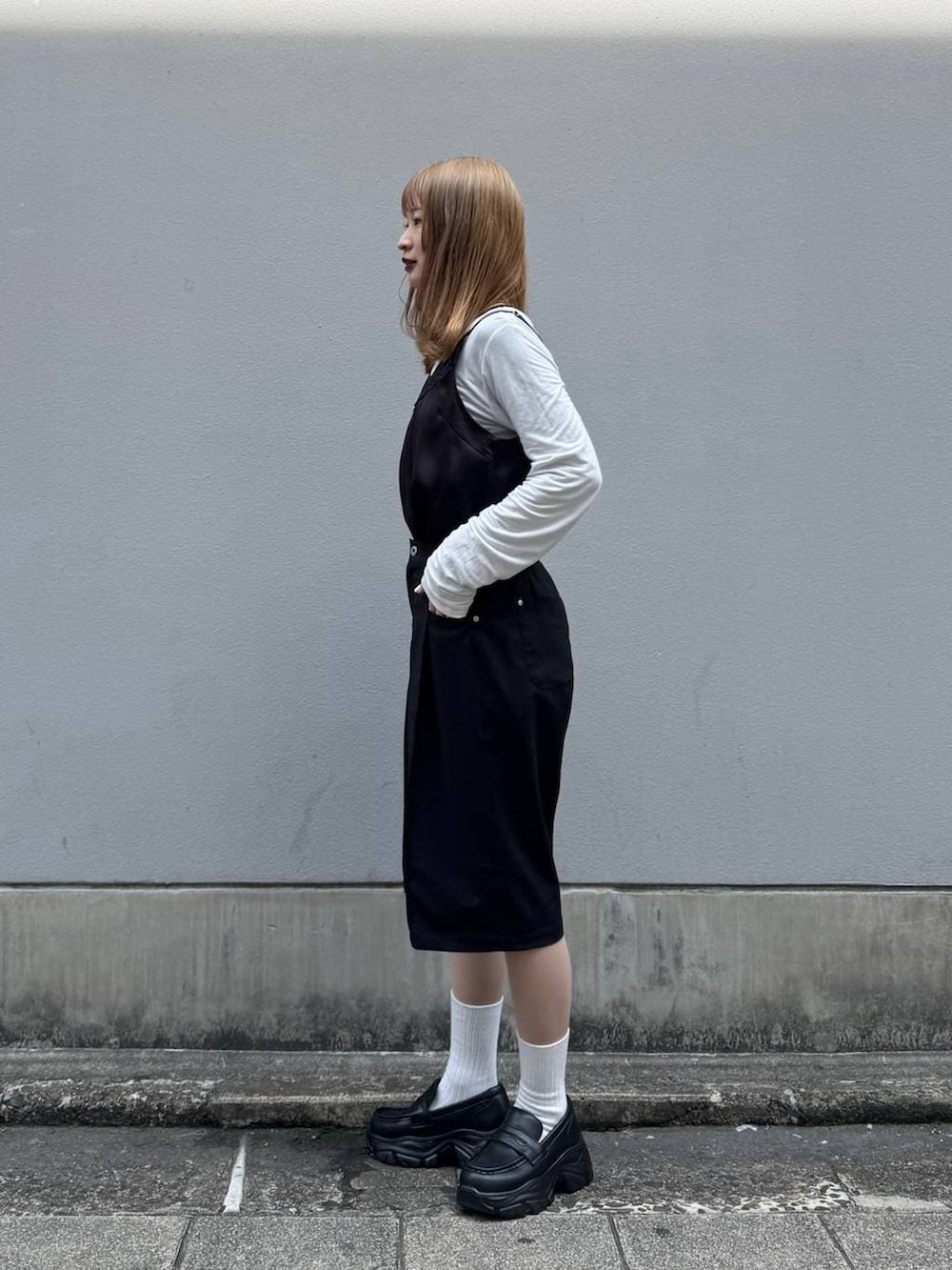 ブラック系のローファー、ブラック系のキャミソール、ホワイト系のTシャツ/カットソーを着用したレディースの春コーディネートの4枚目の写真