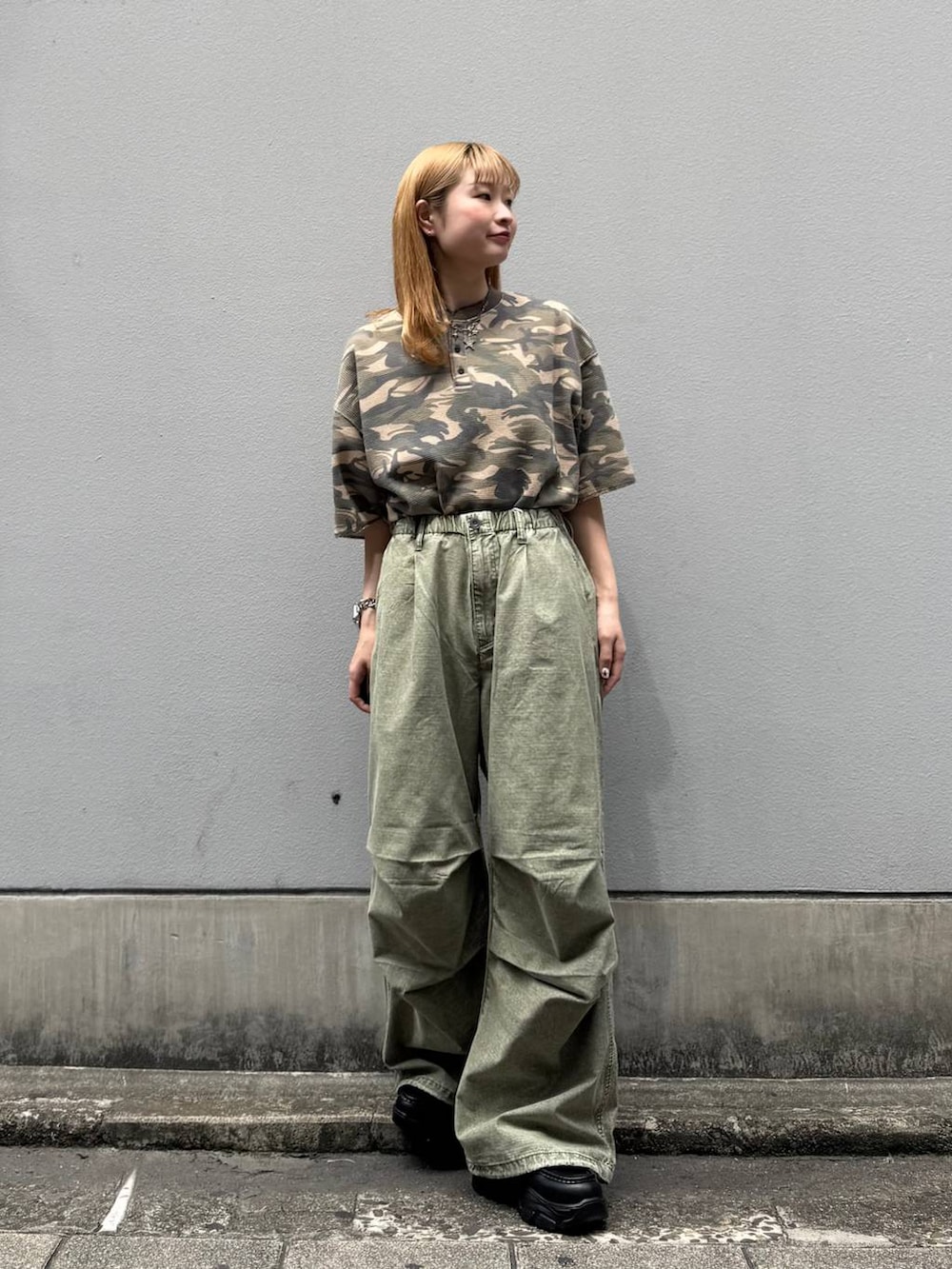 ブラック系のローファー、グリーン系のカーゴパンツ、ブラウン系のTシャツ/カットソーを着用したレディースの春コーディネートの5枚目の写真