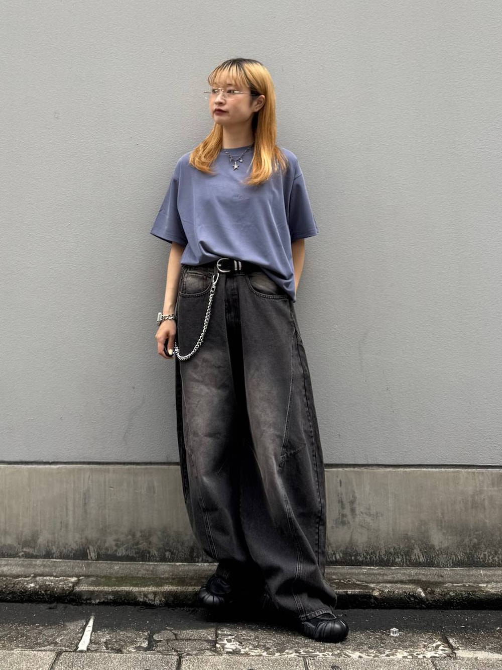 ブラック系のデニムパンツ、ブルー系のTシャツ/カットソー、グレー系のサングラスを着用したレディースの夏コーディネートの4枚目の写真