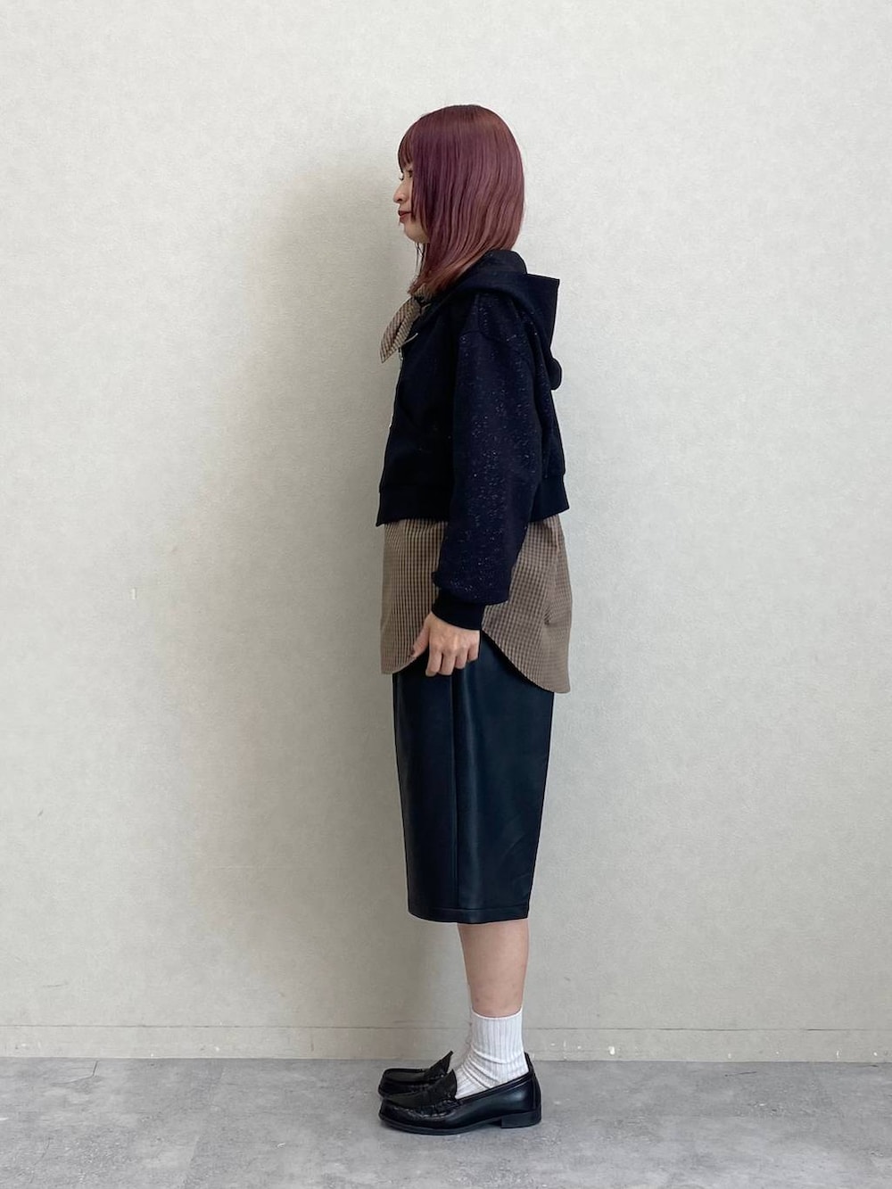 ブラウン系のシャツ/ブラウス、ブラック系のその他パンツ、ブラック系のパーカーを着用したレディースの秋コーディネートの4枚目の写真