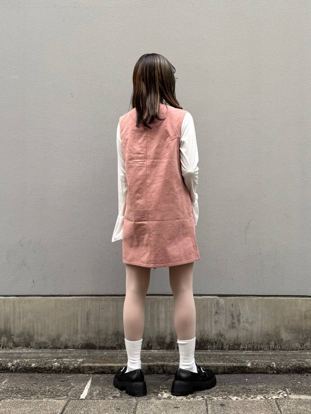 その他のローファー、ピンク系のワンピース、ホワイト系のTシャツ/カットソーを着用したレディースの春コーディネートの5枚目の写真