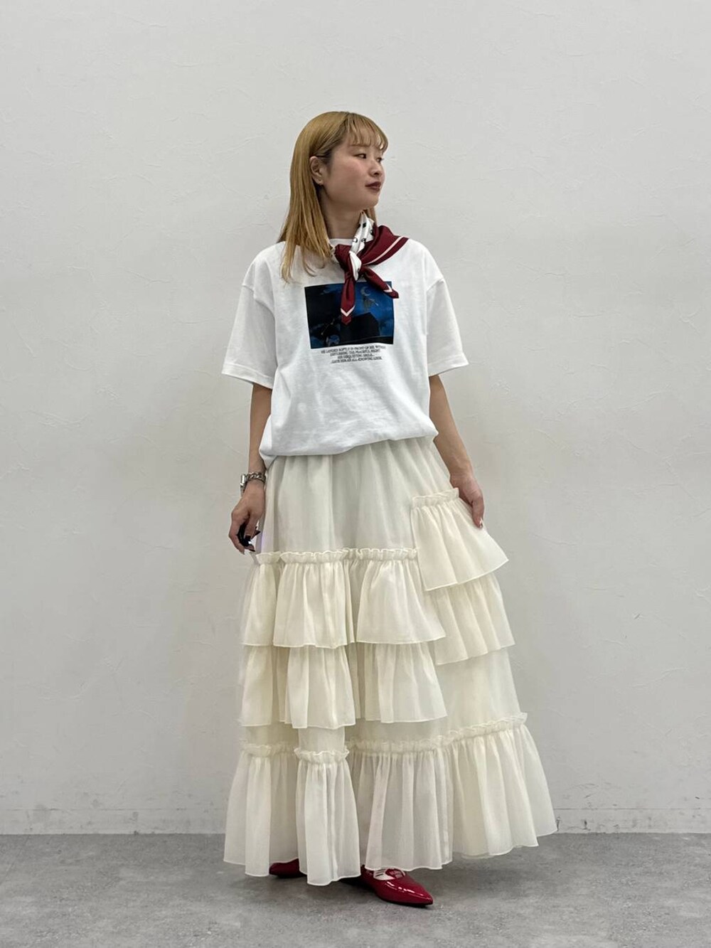 ブラック系のパンプス、ホワイト系のTシャツ/カットソー、ホワイト系のスカートを着用したレディースの春コーディネートの2枚目の写真
