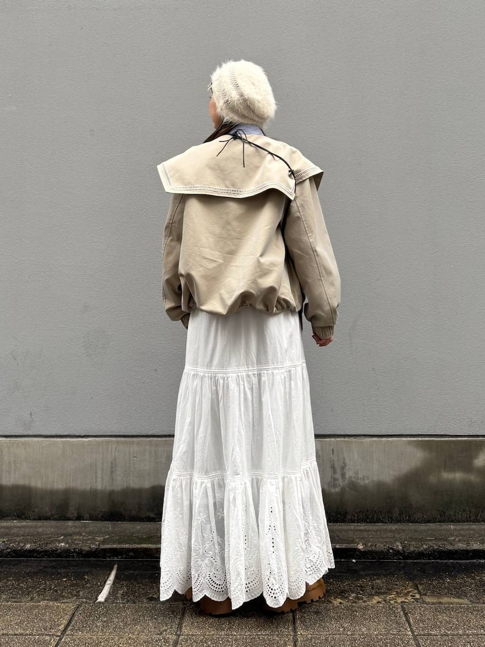 ブラック系のショルダーバッグ、ベージュ系のブルゾン、ブルー系のシャツ/ブラウスを着用したレディースの春コーディネートの5枚目の写真