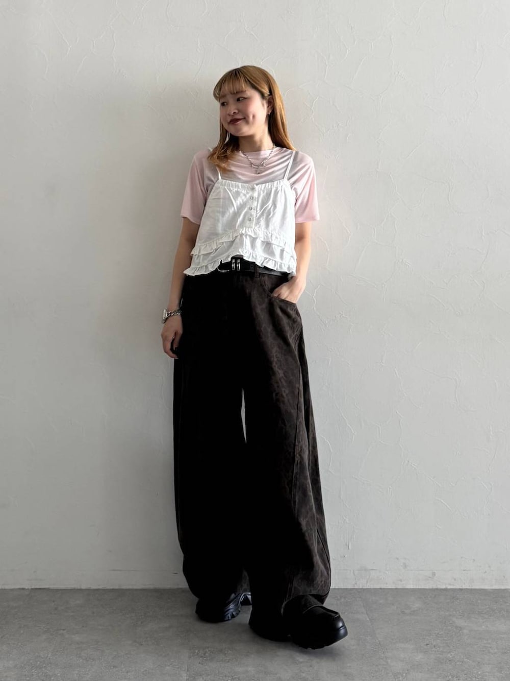 ブラック系のローファー、ピンク系のTシャツ/カットソー、ホワイト系のキャミソールを着用したレディースの夏コーディネートの4枚目の写真