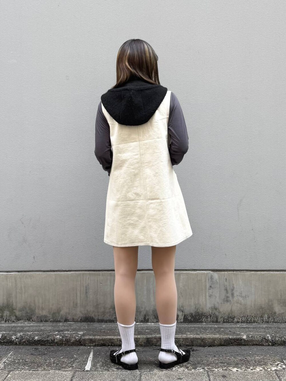ブラック系のパンプス、ホワイト系のワンピース、グレー系のTシャツ/カットソーを着用したレディースの春コーディネートの6枚目の写真
