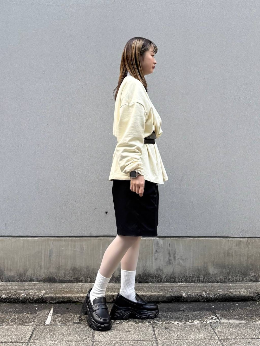 ブラック系のローファー、ブラック系のスラックス、ブルー系のシャツ/ブラウスを着用したレディースの春コーディネートの7枚目の写真