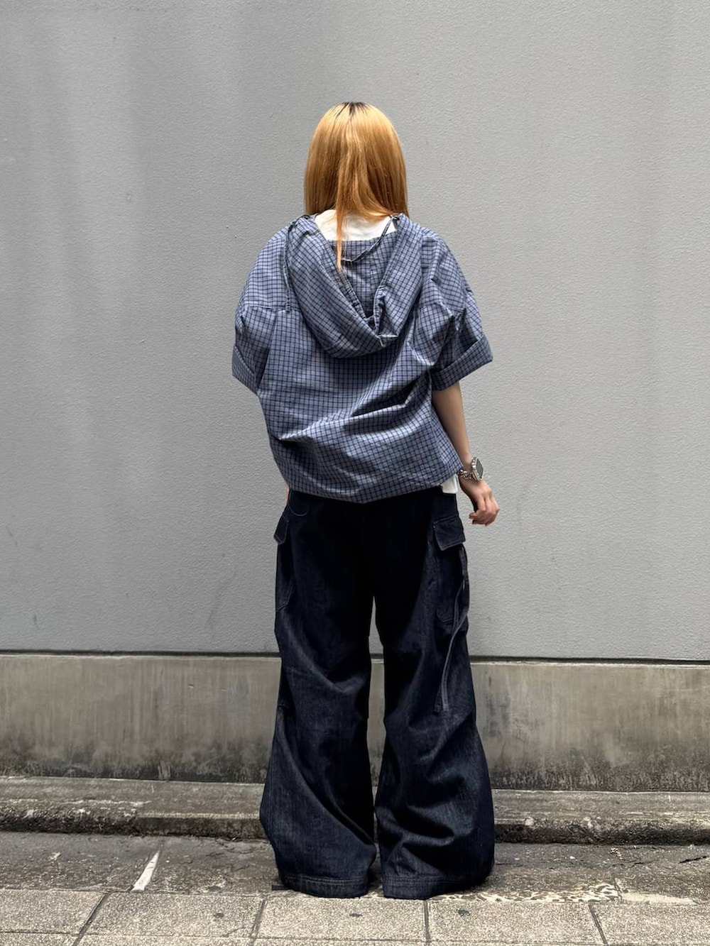 ホワイト系のTシャツ/カットソー、ブルー系のデニムパンツ、ブルー系のシャツ/ブラウスを着用したレディースの夏コーディネートの7枚目の写真