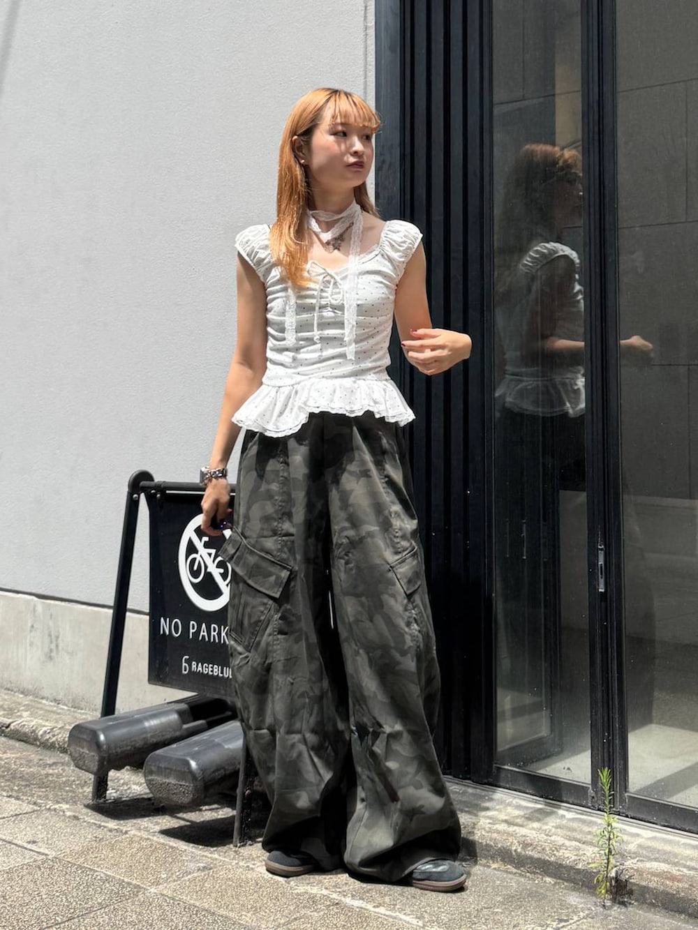 その他のカーゴパンツ、ホワイト系のTシャツ/カットソーを着用したレディースの夏コーディネートの3枚目の写真
