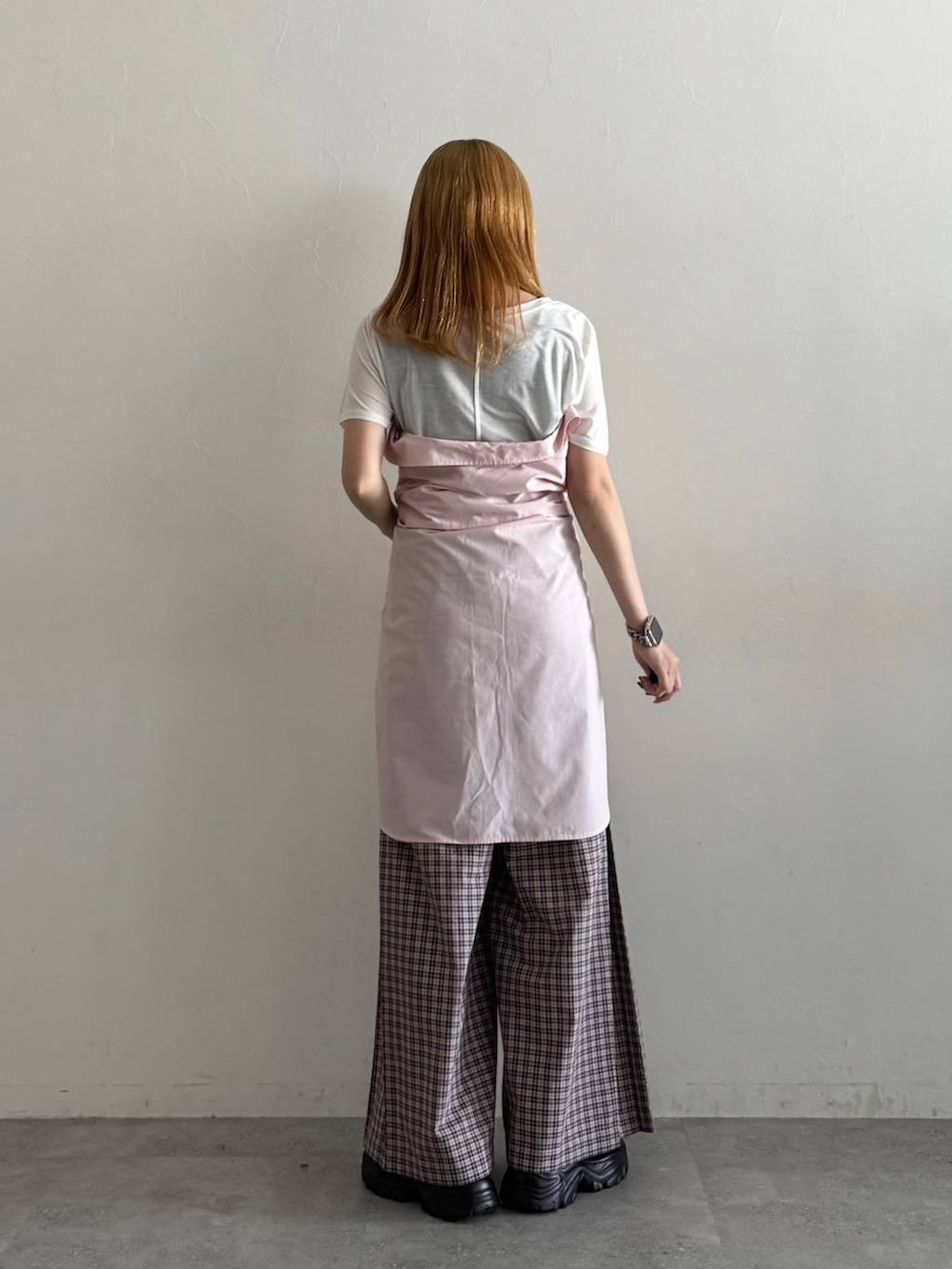 ブラック系のローファー、ピンク系のシャツ/ブラウス、ピンク系のスラックスを着用したレディースの夏コーディネートの5枚目の写真