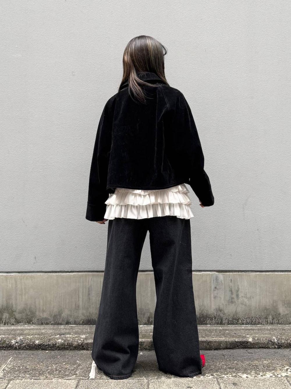 レッド系のパンプス、ブラック系のデニムパンツ、ホワイト系のTシャツ/カットソーを着用したレディースの春コーディネートの6枚目の写真