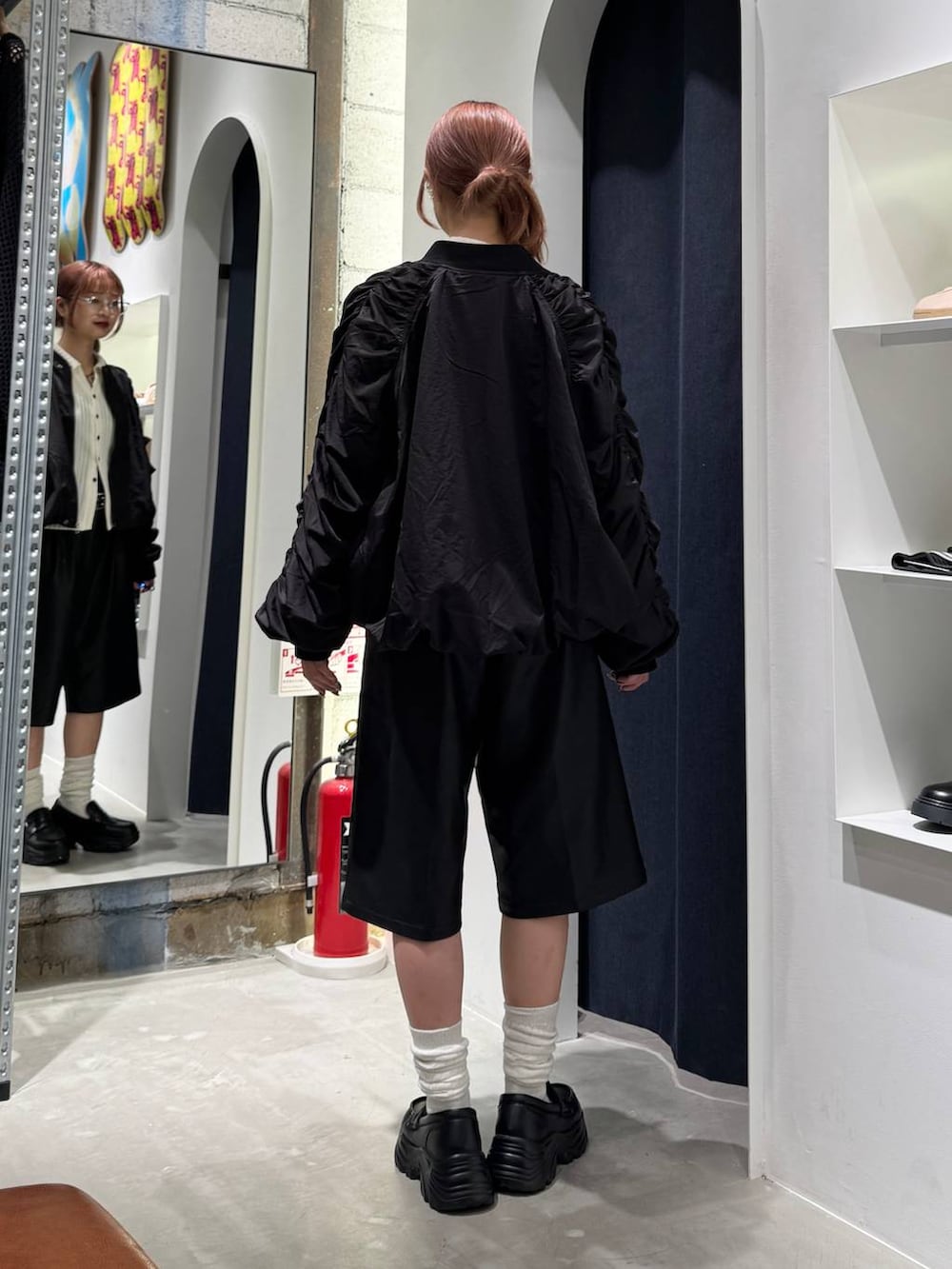 ブラック系のその他パンツ、ブラック系のMA-1、ホワイト系のカーディガン/ボレロを着用したレディースの秋コーディネートの5枚目の写真