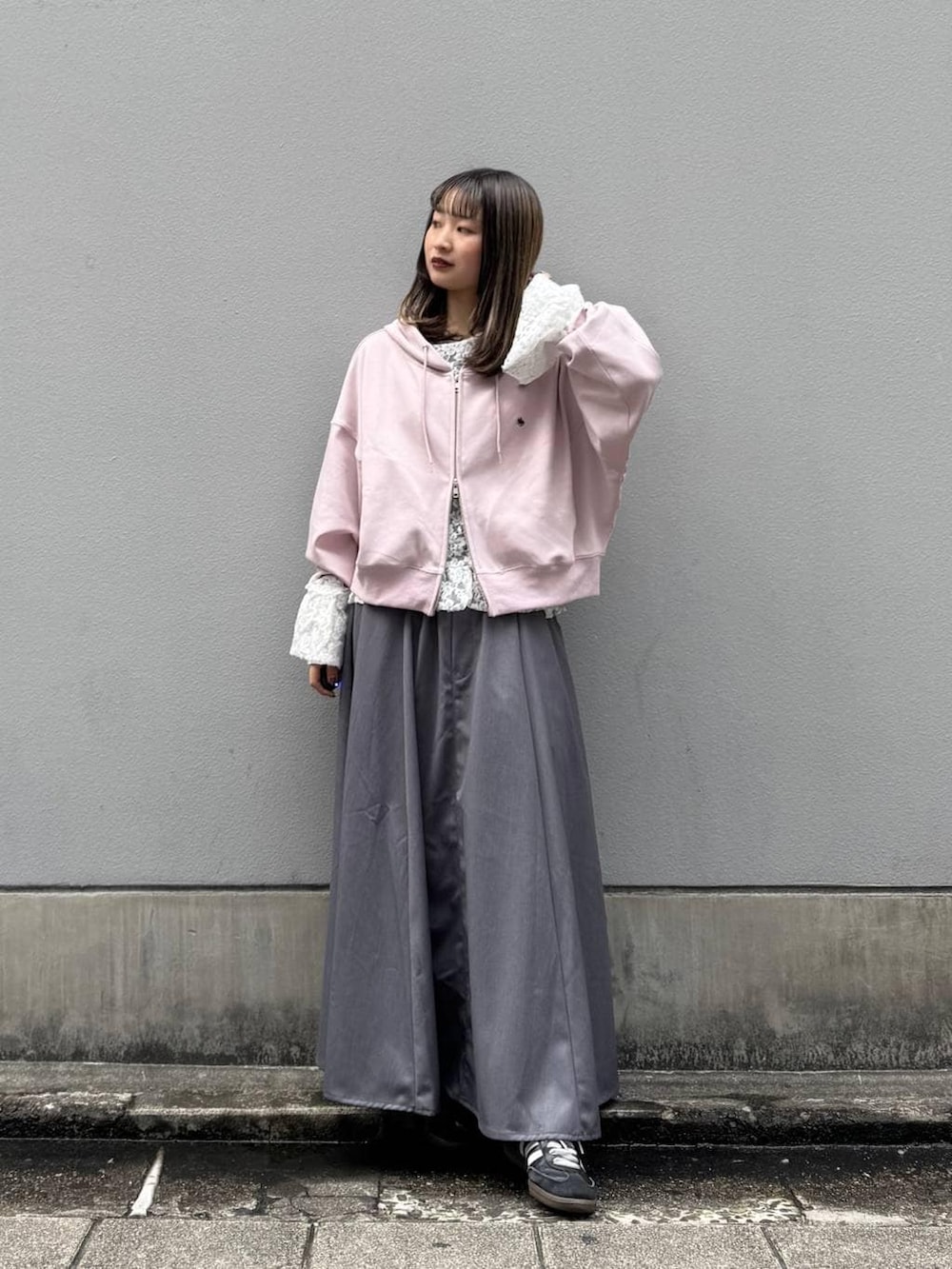 ホワイト系のTシャツ/カットソー、グレー系のスカート、ピンク系のパーカーを着用したレディースの春コーディネートの3枚目の写真