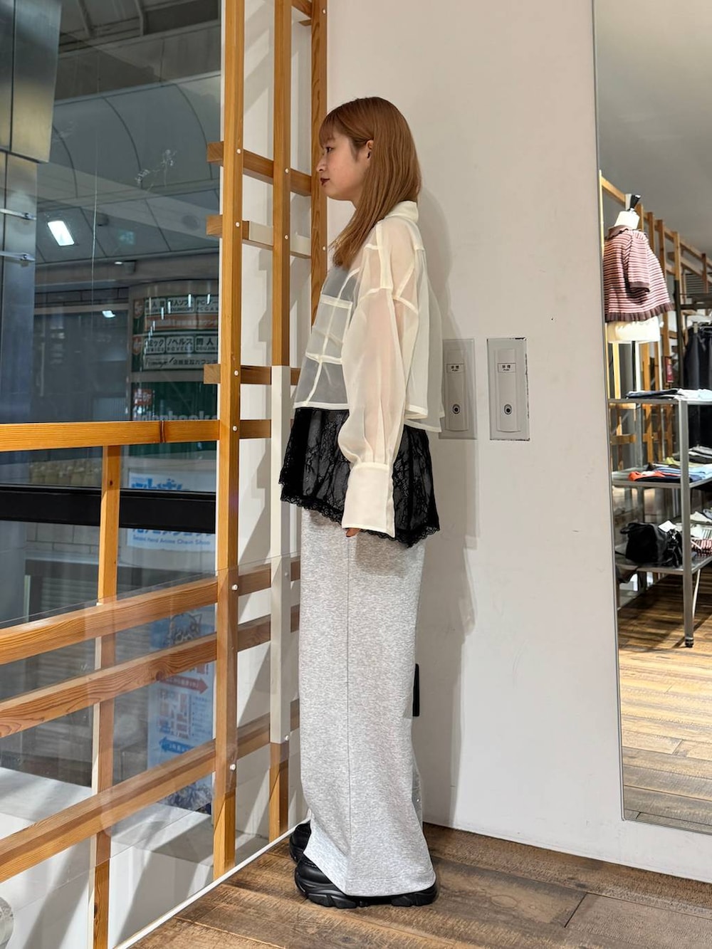 ホワイト系のシャツ/ブラウス、ブラック系のTシャツ/カットソー、ブラック系のローファーを着用したレディースの夏コーディネートの4枚目の写真