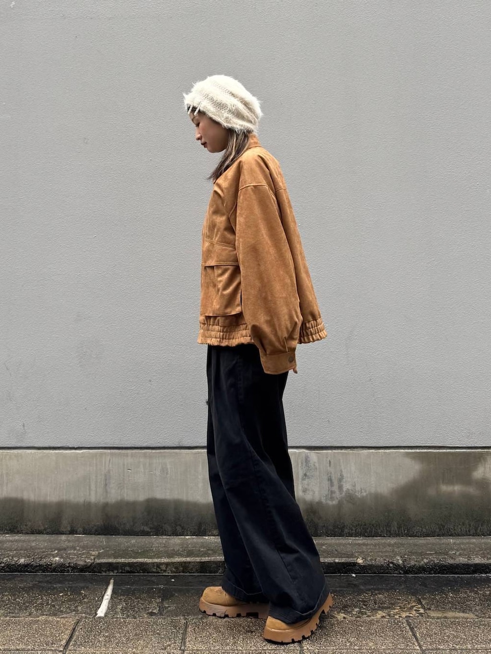 ブルー系のシャツ/ブラウス、ブラウン系のブルゾン、ブラック系のチノパンツを着用したレディースの春コーディネートの5枚目の写真