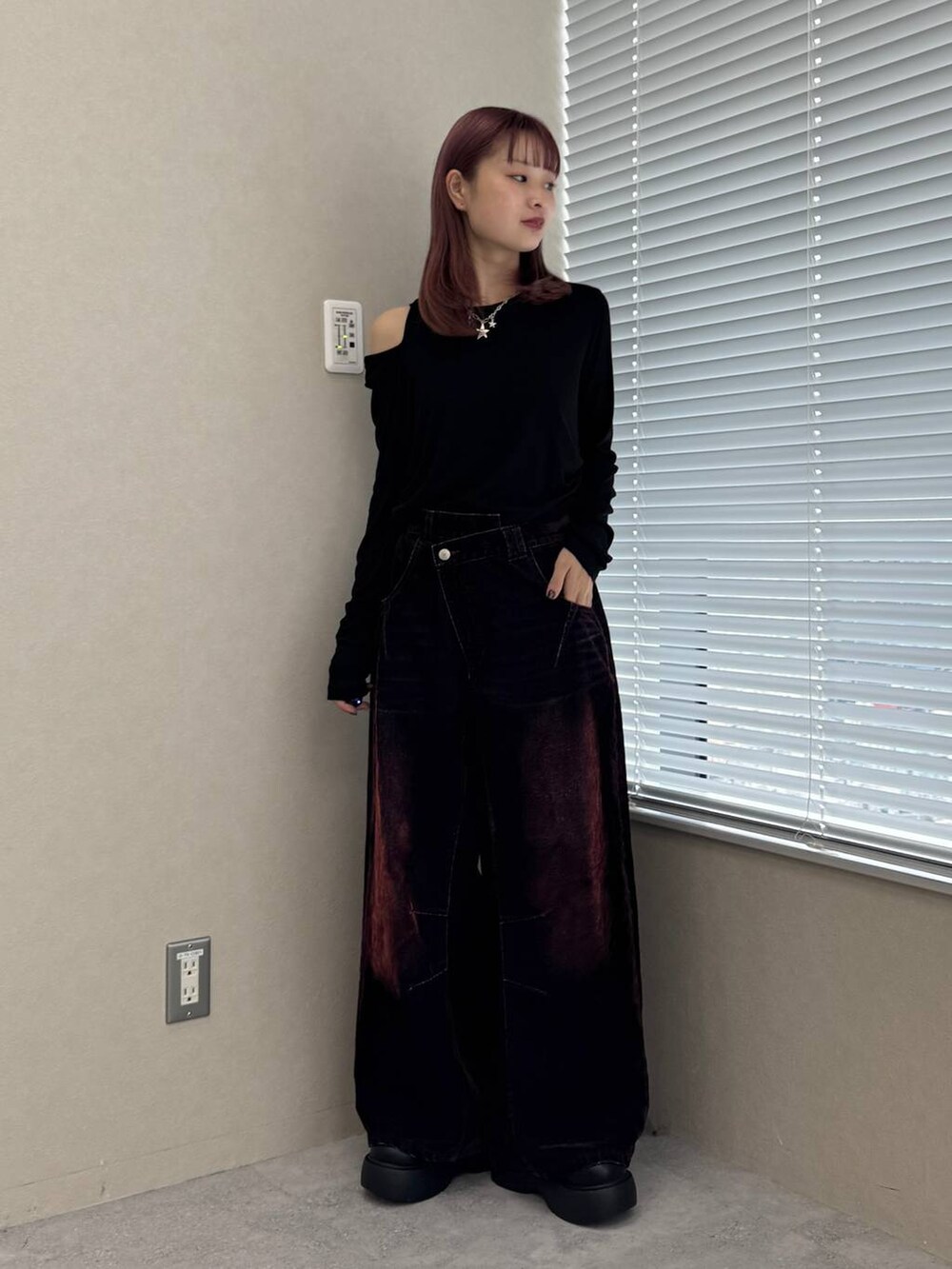 ブラック系のTシャツ/カットソー、レッド系のデニムパンツを着用したレディースの秋コーディネートの4枚目の写真