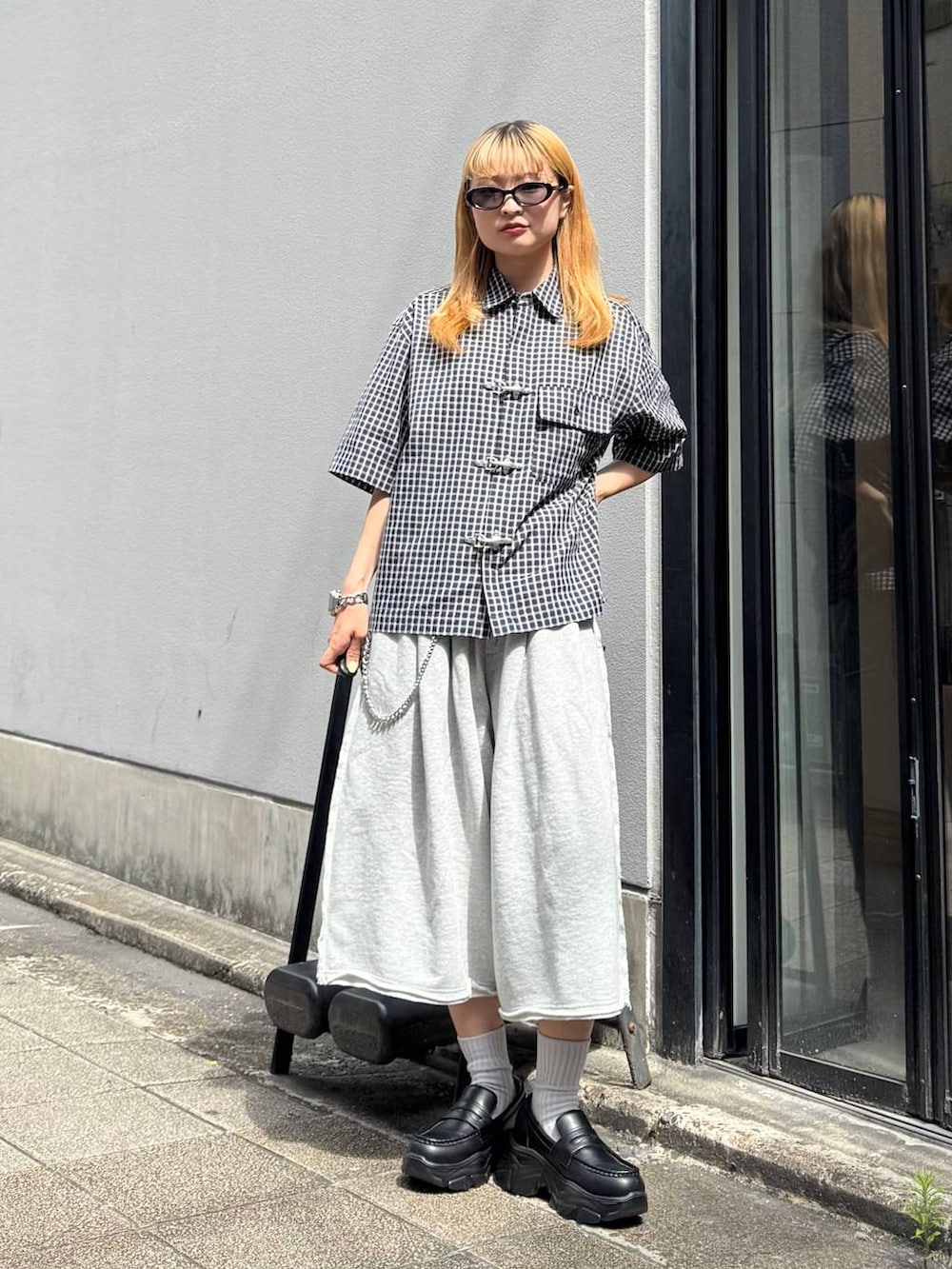 グレー系のスウェットパンツ、ブルー系のシャツ/ブラウス、ブラック系のサングラスを着用したレディースの夏コーディネートの2枚目の写真
