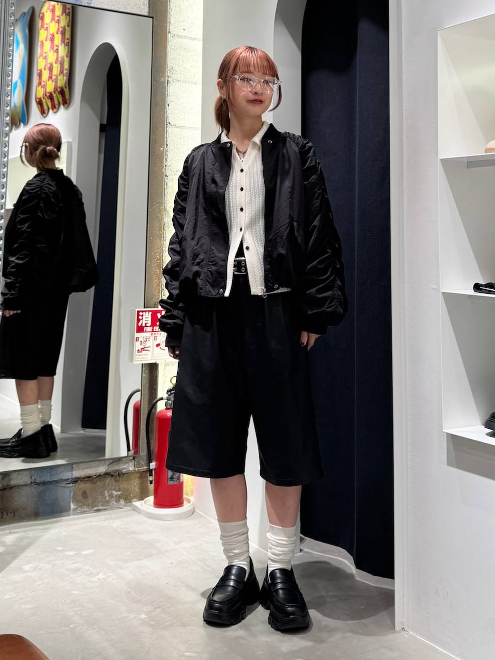 ブラック系のその他パンツ、ブラック系のMA-1、ホワイト系のカーディガン/ボレロを着用したレディースの秋コーディネートの7枚目の写真
