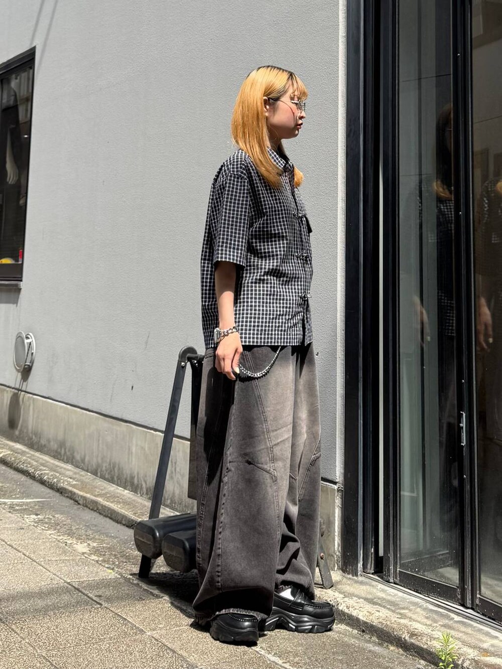 ブラック系のデニムパンツ、ブルー系のシャツ/ブラウス、グレー系のサングラスを着用したレディースの夏コーディネートの6枚目の写真