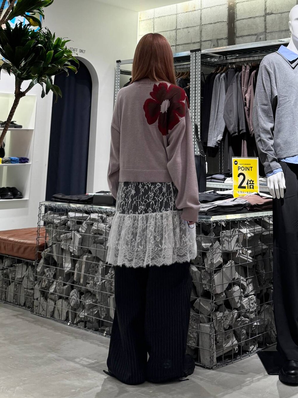 ホワイト系のワンピース、ピンク系のニット/セーター、ブラック系のカーゴパンツを着用したレディースの秋コーディネートの6枚目の写真