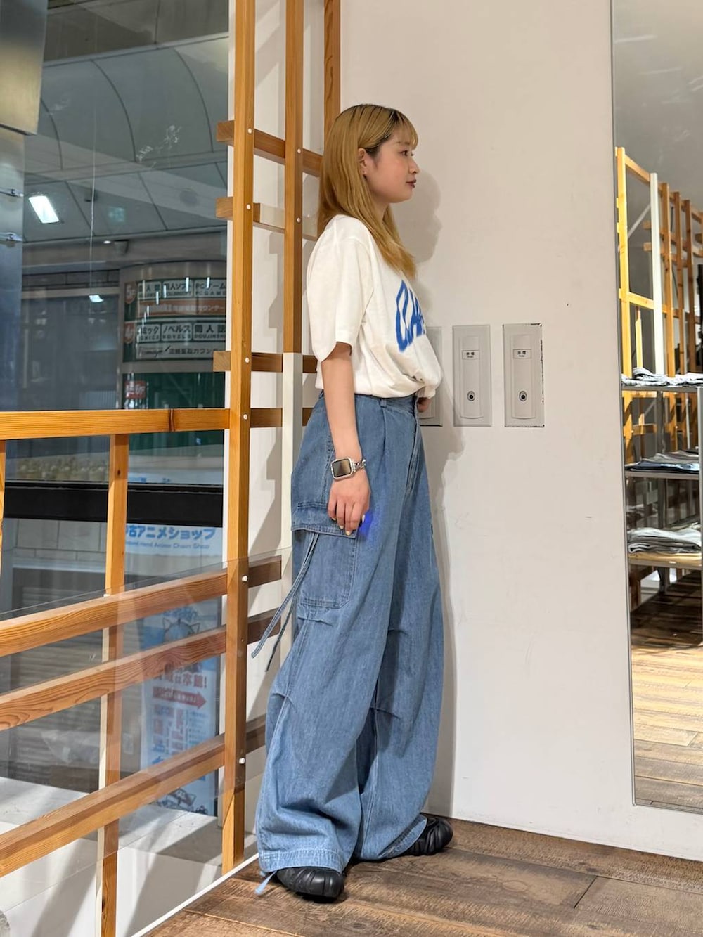 ブルー系のデニムパンツ、ホワイト系のTシャツ/カットソーを着用したレディースの夏コーディネートの6枚目の写真