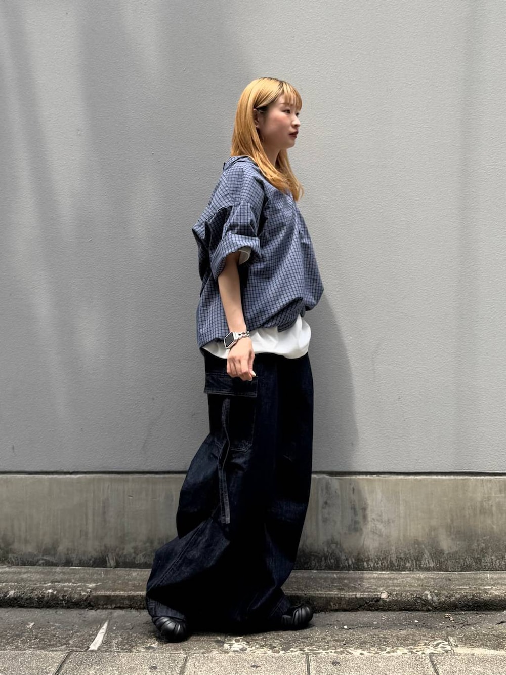 ホワイト系のTシャツ/カットソー、ブルー系のデニムパンツ、ブルー系のシャツ/ブラウスを着用したレディースの夏コーディネートの8枚目の写真