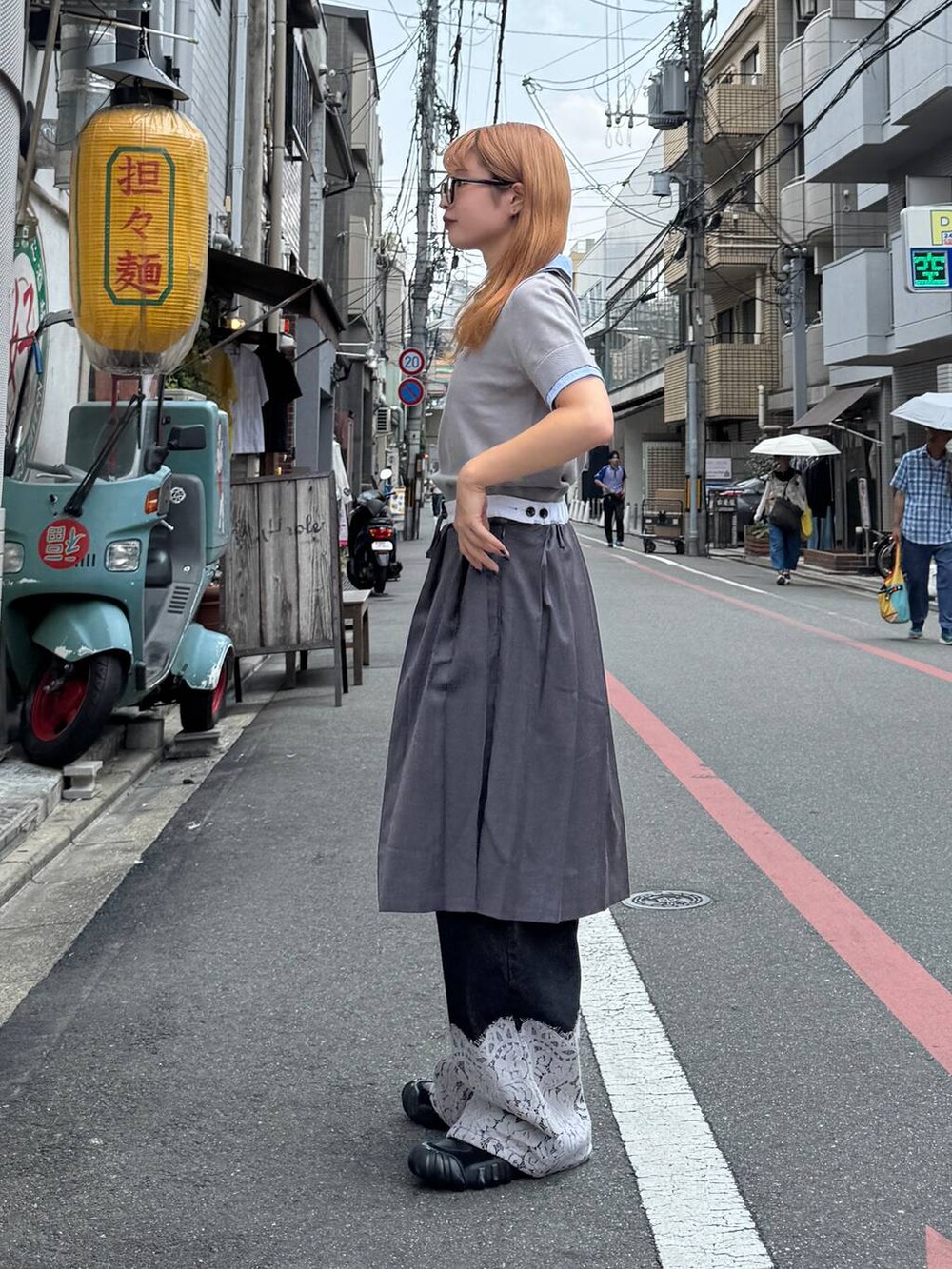 グレー系のスカート、ブラック系のデニムパンツ、グレー系のシャツ/ブラウスを着用したレディースの夏コーディネートの5枚目の写真