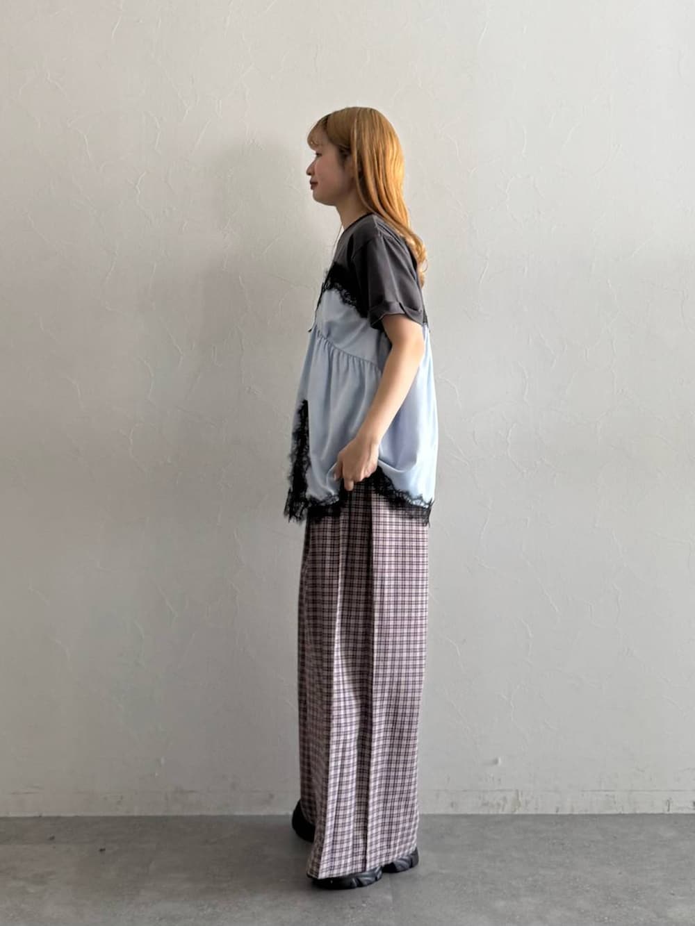 ブラック系のローファー、ピンク系のスラックス、グレー系のTシャツ/カットソーを着用したレディースの春コーディネートの6枚目の写真