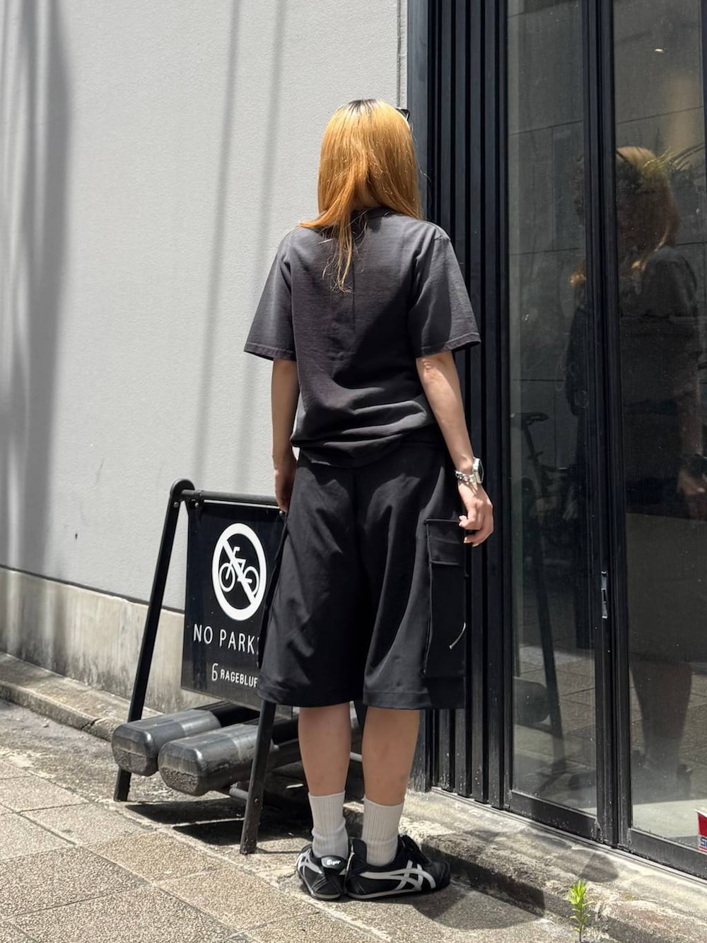 ブラック系のTシャツ/カットソー、ブラック系のカーゴパンツ、ブラック系のサングラスを着用したレディースの夏コーディネートの7枚目の写真