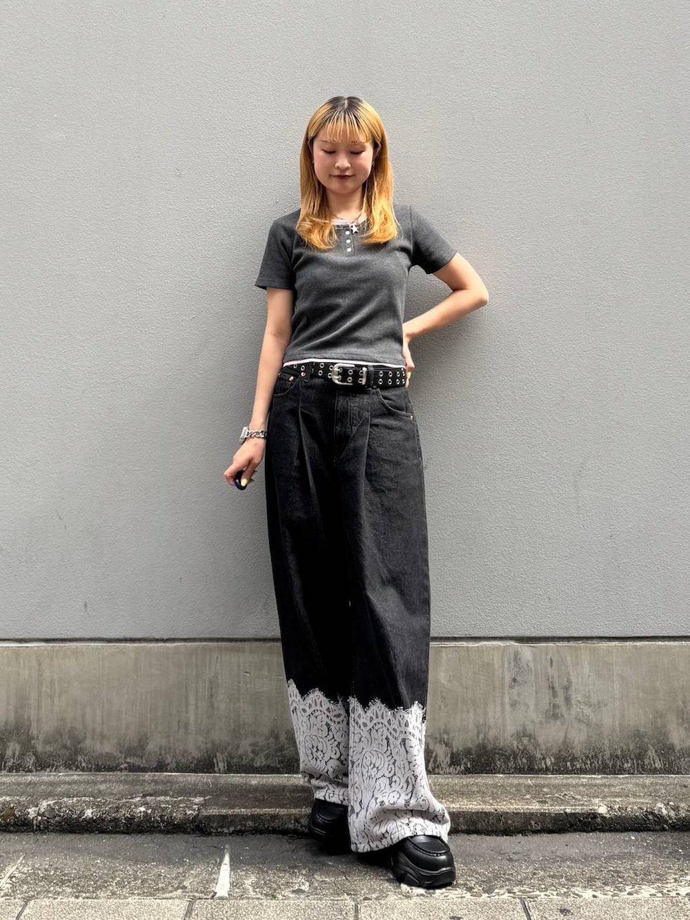 ブラック系のデニムパンツ、グレー系のTシャツ/カットソー、ブラック系のベルトを着用したレディースの夏コーディネートの3枚目の写真