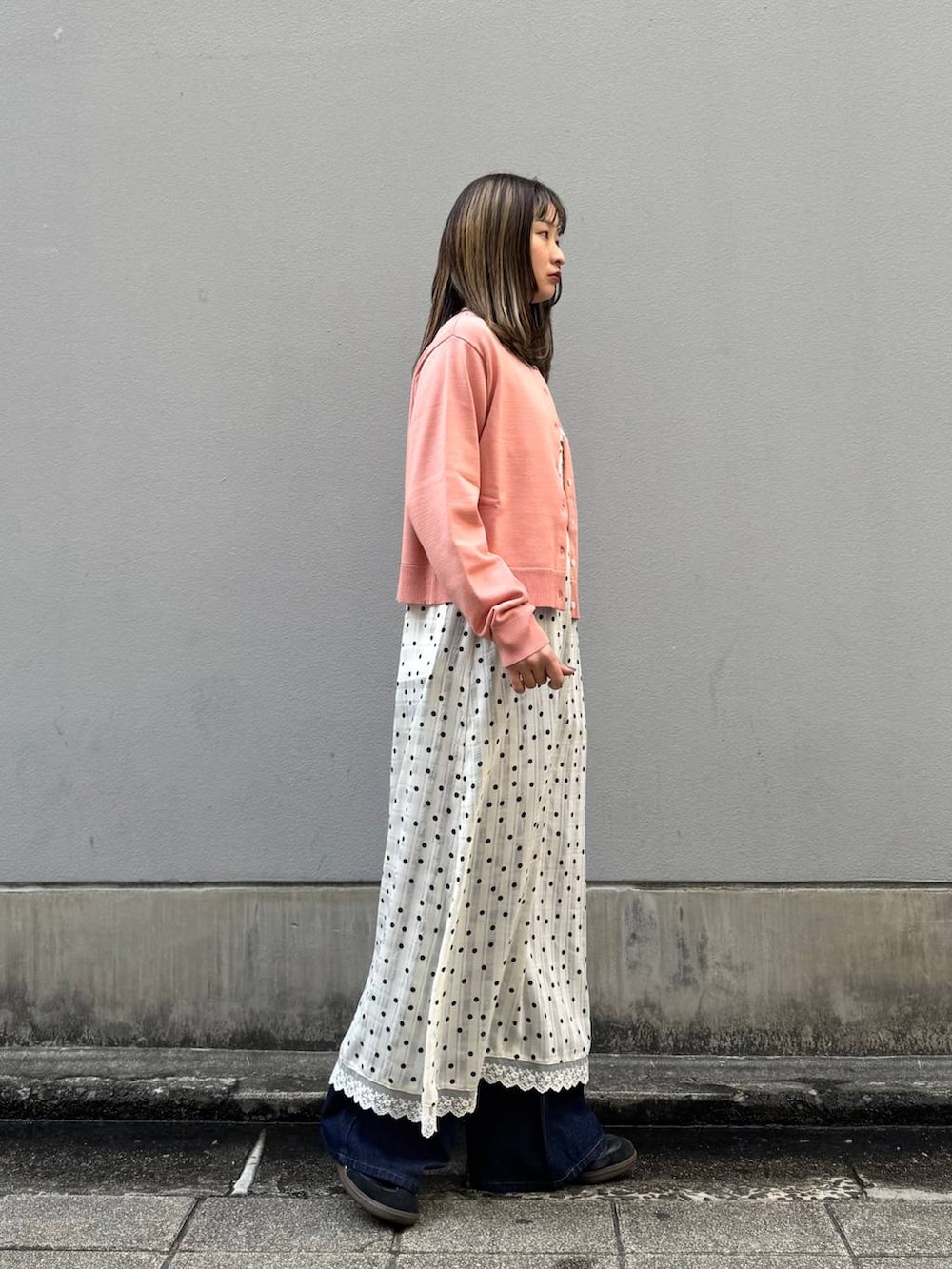 ブルー系のデニムパンツ、ホワイト系のワンピース、ピンク系のTシャツ/カットソーを着用したレディースの春コーディネートの6枚目の写真