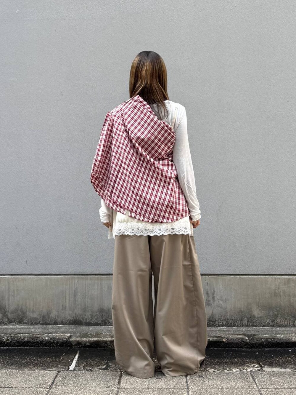 ブラック系のパンプス、ホワイト系のキャミソール、ベージュ系のスラックスを着用したレディースの春コーディネートの8枚目の写真