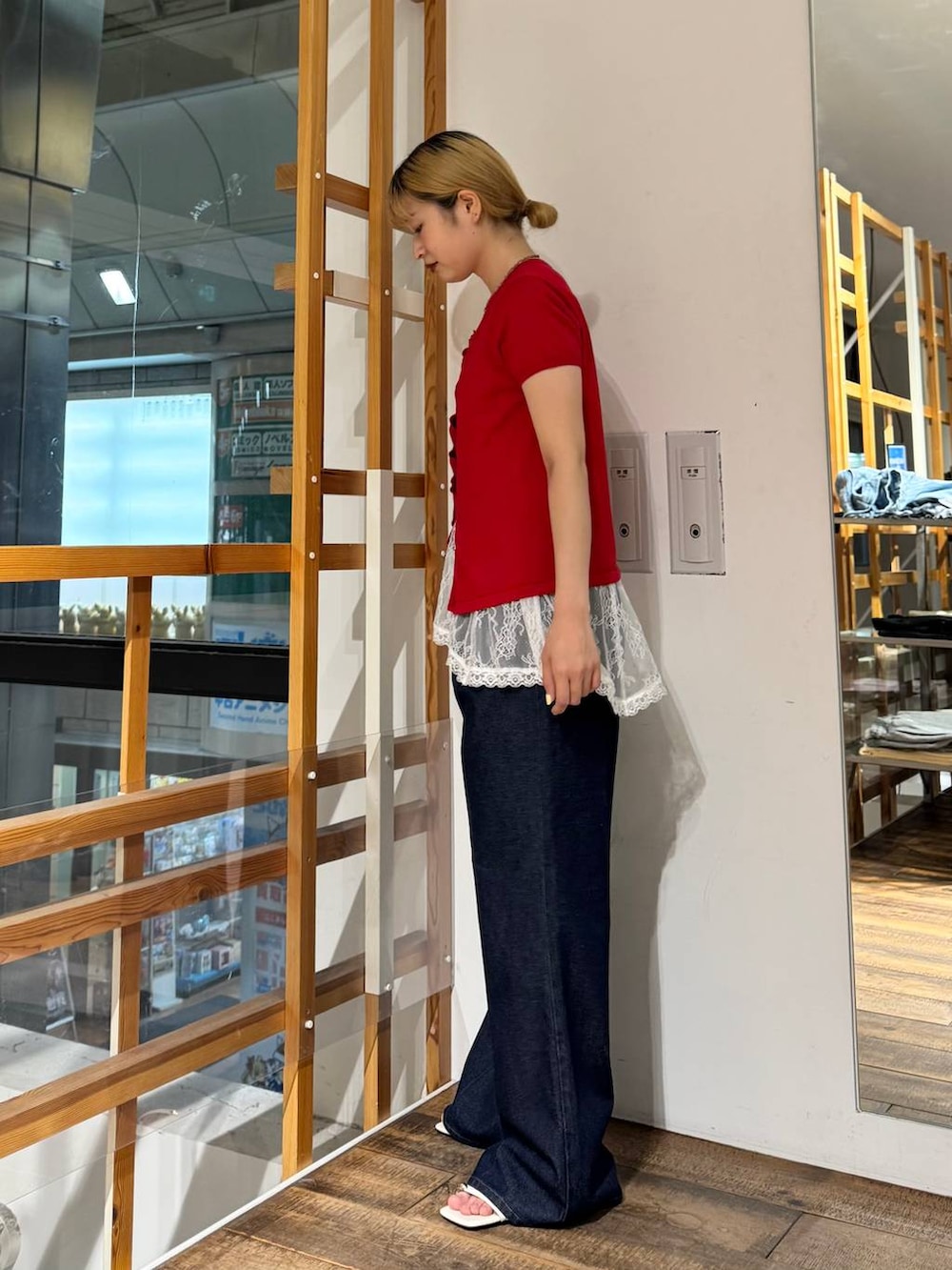 ホワイト系のTシャツ/カットソー、ブルー系のデニムパンツ、ホワイト系のサンダルを着用したレディースの夏コーディネートの4枚目の写真