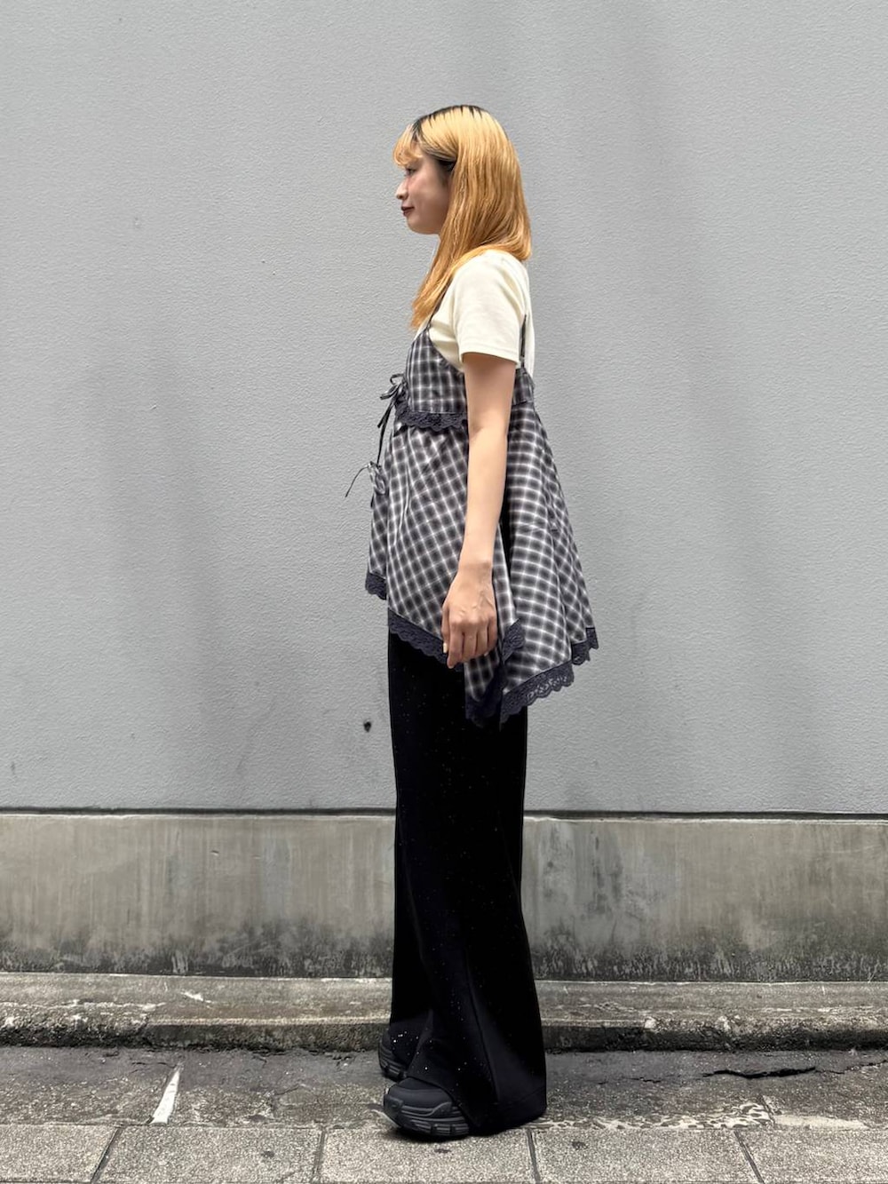 ブラック系のサンダル、ブラック系のスウェットパンツ、ホワイト系のTシャツ/カットソーを着用したレディースの夏コーディネートの5枚目の写真