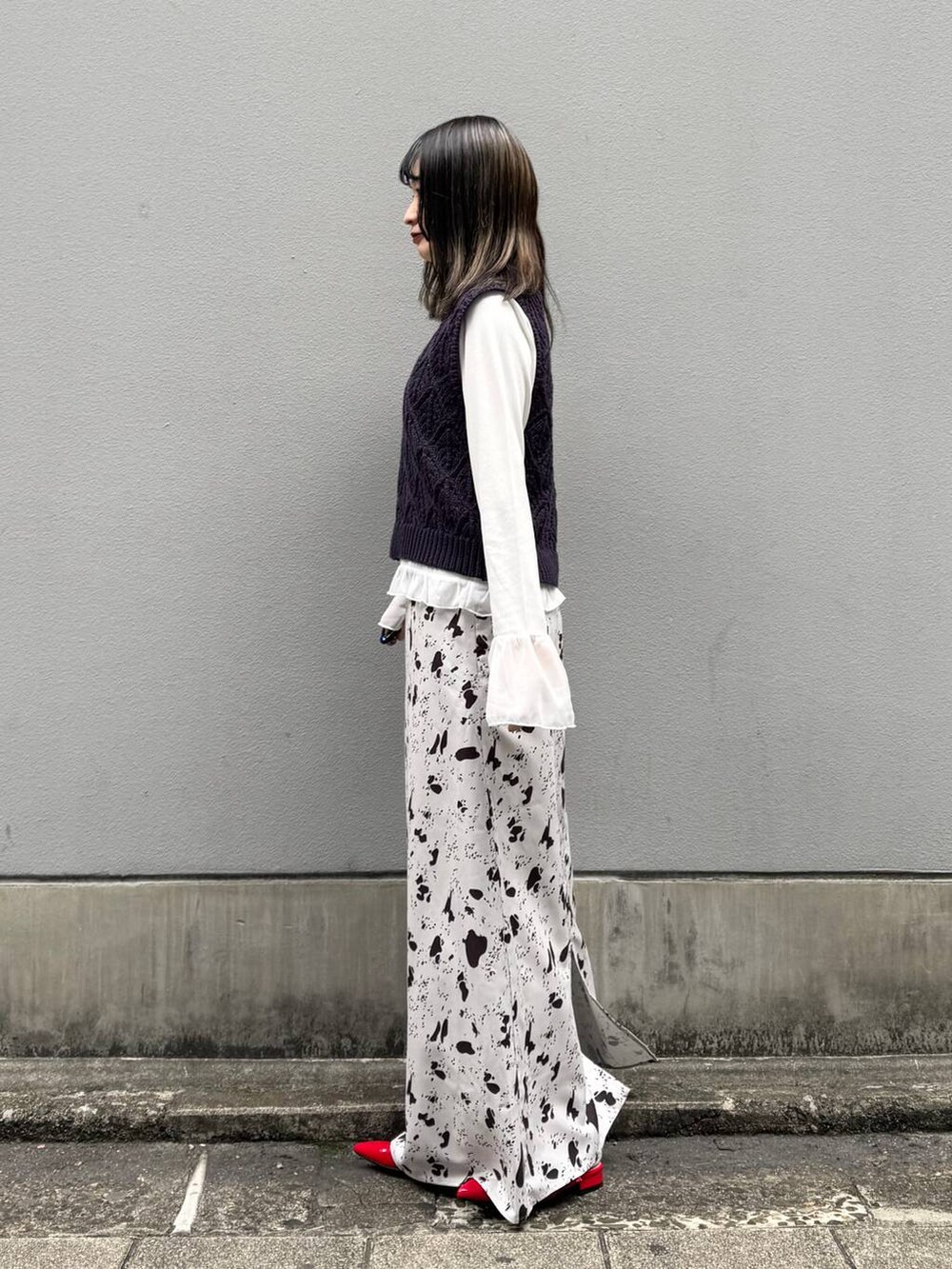 レッド系のパンプス、ブラウン系のスカート、ホワイト系のTシャツ/カットソーを着用したレディースの春コーディネートの5枚目の写真