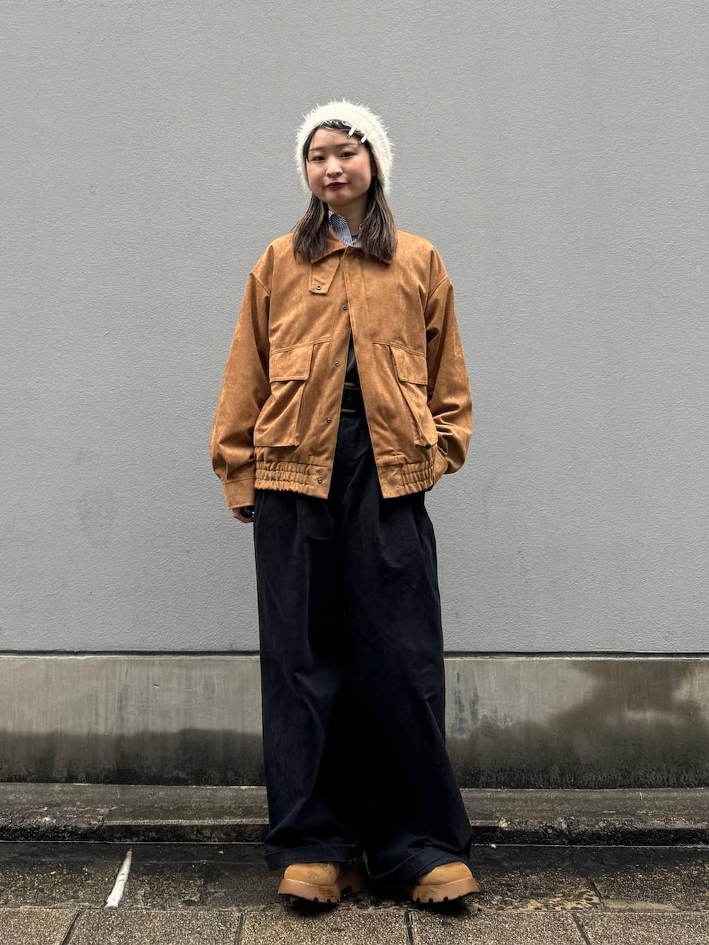 ブルー系のシャツ/ブラウス、ブラウン系のブルゾン、ブラック系のチノパンツを着用したレディースの春コーディネートの3枚目の写真