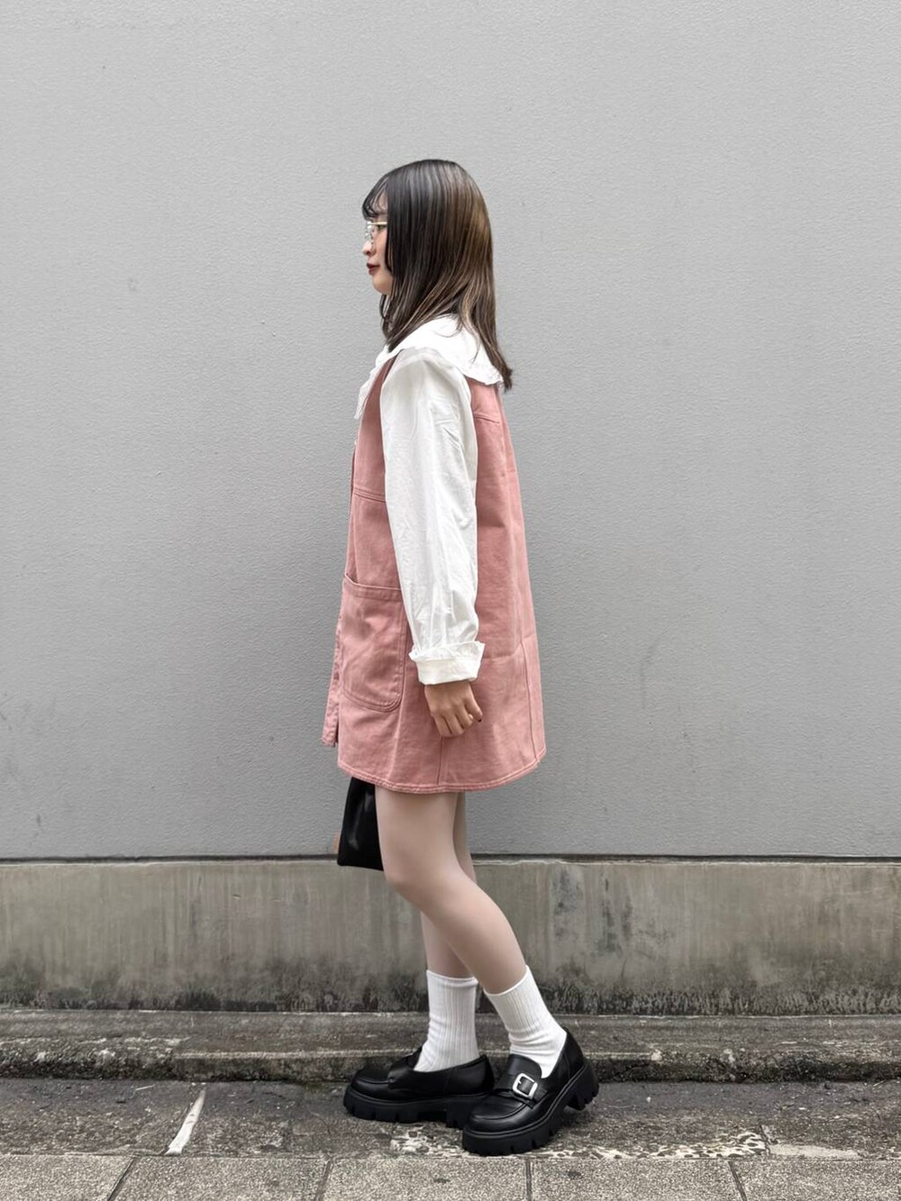 その他のローファー、ホワイト系のシャツ/ブラウス、ブラック系のショルダーバッグを着用したレディースの春コーディネートの4枚目の写真